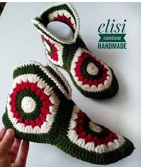 Pin By Emine Hardal On Maglia Uncinetto In 2020 Crochet Hats Crochet Baby Shoes