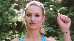 Stephanie Rowden's Instagram, Twitter & Facebook