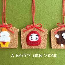 お正月に向けて フェルトの温かみを感じる門松を作りました フェルトで作りますが 縫う部分は少なく 切ってボンドで貼りあわせて工作感覚で作れるように考えてみました 100均の木製のミニカゴの質感も門松らしさを演出し 松竹梅揃ったお正月が楽しみになる