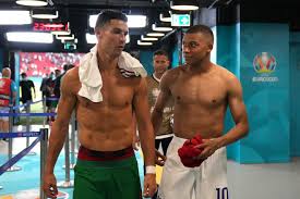 «этот момент между мбаппе и криштиану :)», — прокомментировал момани свою работу. 7mbnidmmjqe8zm