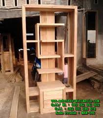 Pagar rumah yang terbuat dari kayu ini memiliki daya terik yang berbeda. 19 Sekat Ruang Dari Kayu Palet