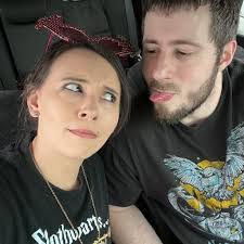 Kelly Raper's Instagram, Twitter & Facebook