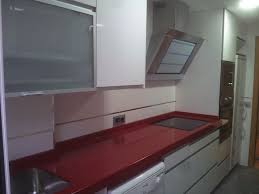La encimera de cocina es una pieza clave en el espacio de tu cocina. Cocina Blanco Alto Brillo Con Encimera De Silestone Rojo Aros Diseno De Cocina Medidas De Cocina Cocina Blanca