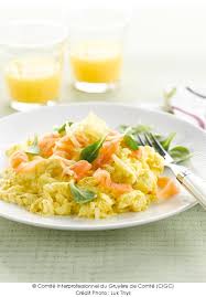 œufs Brouilles Au Comte Rape Et Saumon Fume A Vos Assiettes Recettes De Cuisine Illustrees Recette Oeuf Recette Oeufs Brouilles Saumon Fume