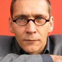 Last week I got married and this is what I learned about B2B tech marketing  🚀 Just kidding' but now that I have your attention please give a big round  of applause