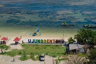 Pesona pesisir Pantai Ujung Genteng, AI generated