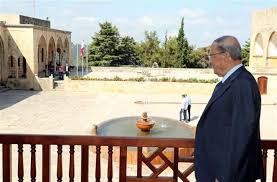 ولد ميشال عون في 17 فبراير/ شباط 1932، لأسرة مسيحية مارونية، كانت تقطن حارة حريك بالضاحية الجنوبية للعاصمة اللبنانية بيروت، المعروفة بتعددها الطائفي. Tayyar Org ÙØ®Ø§Ù…Ø© Ø§Ù„Ø±Ø¦ÙŠØ³ Ù…ÙŠØ´Ø§Ù„ Ø¹ÙˆÙ† Ø§Ù†Øª Ø§Ù„ØµØ®Ø±Ø© Ø¯ Ø£ÙŠÙ„ÙŠ Ø·Ù†ÙˆØ³ ØªÙˆØ±Ù†ØªÙˆ ÙƒÙ†Ø¯Ø§