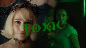 Larissa Powers's Instagram, Twitter & Facebook