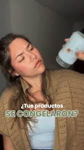 ¿Aceite de coco sólido, desodorante que no sube y blush duro como piedra?  No es falla, ¡es el frío!, 🥶 Frota una cucharadita de aceite de coco y  vuelve cremoso., 🥶 Empuja la base del desodorante ...