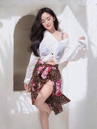 Jun 06, 2021 · 34歲大陸女星楊冪擁有姣好臉蛋和火辣身材，在戲劇和綜藝都表現亮眼，人氣超高。她最近忙著拍攝《愛的二八定律》，在拍戲現場被捕獲穿著性感裝，好身材讓一旁的男助理也忍不住偷看。 æ¥Šå†ªæ–°å»£å'Šé©šç¾é´›é´¦é¼»çª¿è¢«æŒ‡é¢å®¹å´©å£žç¶²æ°'åš‡è¦ª æ€Žéº¼åƒå€‹å‡äºº é¦™æ¸¯01 å³æ™‚å¨›æ¨‚