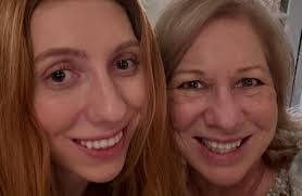 Shelley Wright's Instagram, Twitter & Facebook