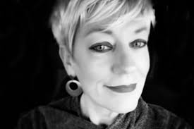 Sara Cunningham Gives "Free Mom Hugs" To LGBTQ Community