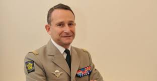 Nous sommes en allemagne et le kronprinz, qui est le fils de l'empereur et le chef des armées, s'adresse à ses g j'ai dit en allemagne, mais c'est plus probablement, en france que la scène se passe, dans ce tiers de la france qu'occupent les allemands. Cote D Ivoire Inter Le Chef D Etat Major Des Armees De La France Demissionne