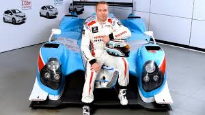 Le public est curieusement silencieux, l'air semble chargé d'électricité. 24 Heures Du Mans 2016 Un Cycliste Au Depart Leblogauto Com