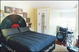 Accessorized with a piano, hanging guitars and a banjo, the space is a cozy spot for playing a favorite tune. 33 Diverse Music Themed Bedroom Ideas To Sing About Lovetoknow