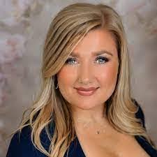 Julie Capello's Instagram, Twitter & Facebook