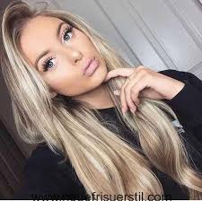 Lange haare mit langen blonden strähnchen, eine frau mit einer trendigen frisur. Pin Auf 2018 Frisuren
