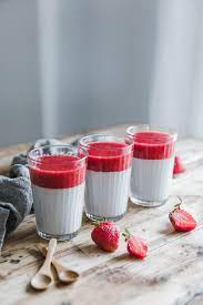 D'origine piémontaise, elle est servie dans des verrines et se déguste à la cuillère. Vegane Mandel Pannacotta Mit Erdbeersauce Eat This Foodblog Vegane Rezepte Stories
