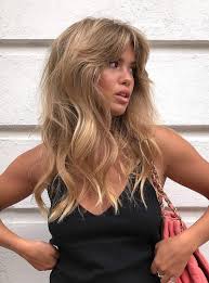 Tra i più belli si distinguono i tagli di capelli scalati lunghi e lunghissimi, spesso accompagnati da una bella frangia o da maxi ciuffo . Capelli Lunghi Scalati Davanti Ideali Per Conferire Volume Archzine It