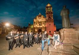 En Tlalpujahua Michoacan Con Todo Y Serenata A Una Linda Chica Pueblo Pintoresco Catedral