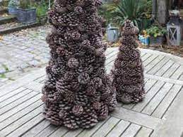Déco murale en forme de sapin illuminé. Un Sapin De Noel En Pommes De Pin