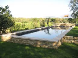 Un Beau Bassin Hors Sol Qui Fait La Part Belle A Son Environnement Tout En Nature Realisee Par Ma Piscine Et Jardin Piscine Semi Enterree Construction Piscine