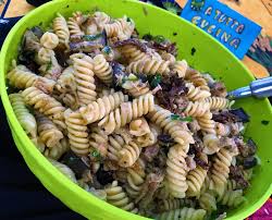Tagliare la melanzana a cubetti e rosolarla con un cucchiaino abbondante di olio. A Tutta Cucina Pasta Fredda Con Melanzane E Tonno