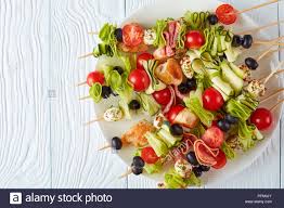 Es gibt zwar fast keine wartezeiten mehr mit dem verycook tomate mozzarella spieße. Antipasti Spiesse Mit Gegrilltem Hahnchen Fleisch Rohe Zucchini Bander Tomaten Mozzarella Kugeln Salami Scheiben Schwarze Oliven Auf Eine Weisse Platte O Stockfotografie Alamy