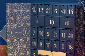 Calendrier de l'avent beauté bio spécial maquillage et soins avec 25 surprises, contenant du maquillage (avec boitier et/ou recharge seule, selon les marques), soins de beauté visage, corps, mains et pieds, etc. Calendrier De L Avent Beaute 2019 Liste Des Meilleurs Calendriers De L Avent