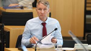 Jun 18, 2021 · ein täter hielt sie jedoch fest, bis sein komplize fertig war. Kjmy8jykz69s5m