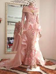Baju sanding songket potongan singkat warna ungu dan kuning untuk majlis persandingan gaya semi tradisional. Boleh Buat Tempahan Baju Pengantin Dgn Songket Pengantin Facebook