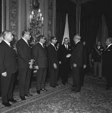 Franco (economia), lamorgese (interni), di maio (esteri), guerini (difesa), cartabia (giustizia), giorgetti (sviluppo economico), speranza (salute) la sfida al covid. Franco Restivo Ministro Dell Interno Con Il Prefetto Angelo Vicari Capo Della Polizia E Gli Ufficiali Del I Corso Dell Accademia Del Corpo Delle Guardie Di Pubblica Sicurezza Foto Dei Presidenti Della Repubblica