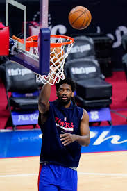 Nba player in a chokehold 'taps out' just like it was the ufc. Embiid Plays In Game 1 For 76ers With Injured Right Knee Sports The Daily News