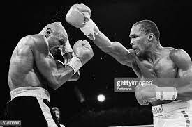 4 6 1987las vegas nv sugar ray leonard lets fly with a looping right at marvin hagler in middleweight title fight leonard took hagler s crown by 写真 おすすめ