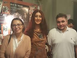 „povestea multor oameni care fascinează prin schimbarea spectaculoasă a condiției, pornind de jos și ajungînd sus, spre încîntarea mulțimilor care speră veșnic în biletul cîștigător. Eveniment