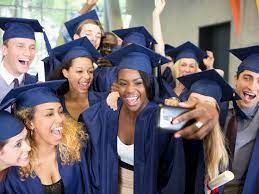 Because the occasion denotes a certain formality, there are some do's and don'ts of graduation etiquette to consider. Advice On Graduation Etiquette