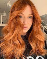Capelli color rame e carota raccolti in una corona. Capelli Rosso Rame Dorato Che Sara Di Moda Nel 2022 Archzine It