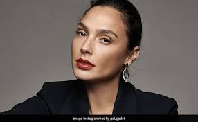 Gal gadot, dazzled in sparkling dress as she arrived at the 2020 vanity fair oscar party on sunday night (february 9) at the wallis annenberg center for the performing arts in beverly hills, calif. Gal Gadot Will Play Cleopatra And Twitter In Need Of A History Lesson Gets One