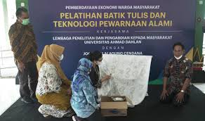 Warna hangat:warna hangat ini terdiri dari warna oranye, merah, emas dan coklat. Uad Latih Pembatik Menggunakan Warna Alami Menara62