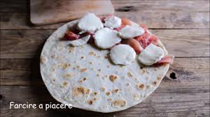 La piadina romagnola è un piatto tipico da nord a sud, capace di rendere grande la gastronomia romagnola. Come Scaldare E Farcire La Piadina Youtube