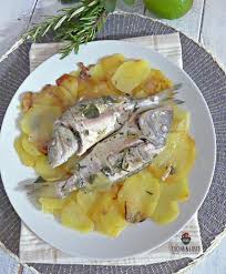 Morbidi e saporiti, i calamari alla griglia sono semplici da preparare. Mormora In Padella Su Letto Di Patate Pesce Fresco Squisito E Leggero
