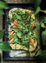 Pizzas Fines Au Jambon De Bayonne Et A La Roquette Ricardo Recipe Grilled Pizza Bbq Recipes Grilled Pizza Recipes