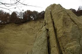 Egiptenii antici își îngropau în piramide cetățenii nobili cu daruri funerare, care variau de la simple obiectele de uz casnic până la cele mai. Piramidele De PÄƒmant Din Valea StÄƒncioiului Din Valcea Planiada
