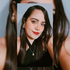 Hace un rato entré a un Starbucks y, al acercarme a pedir un café, la chica  de la caja me pidió mi nombre. Le respondí “Fer”. Me miró con extrañeza y,  después