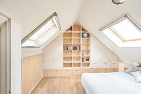Petite Surface Les Meubles Parfaits Pour Optimiser L Espace Reve De Combles Amenagement Combles Chambre Mobilier De Salon Combles