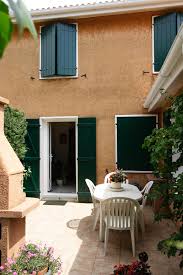 Volets Battants Verts En Facade Volet Exterieur Maison Exterieure Couleurs Maison