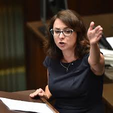 Komisja europejska staje dziś w obronie praw polskich obywateli przed agresywną polityką pis w konferencji prasowej udział biorą: Kamila Gasiuk Pihowicz Jaroslaw Kaczynski Na Koniec Powie Won Prawom Kazdego Z Nas