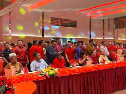 • ketupat adalah nasi yang dikukus di dalam anyaman daun kelapa atau daun palas dan selalunya dihidangkan bersama dengan rendang. Saifuddin Nasution A Twitter Keunikan Dan Kekayaan Budaya Di Malaysia Amat Terserlah Terutamanya Menjelang Musim Perayaan Adalah Menjadi Keutamaan Saya Untuk Melindungi Serta Mengetengahkan Semangat Keharmonian Toleransi Dan Perpaduan Ini Yang Cukup