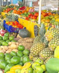 Des Fruits Des Legumes Des Fruits Au Marche De Sainte Anne L Un De Mes Preferes Dans Un Cadre Idyllique En Prime Guadeloupe Paysage Cuisine Creole Fruit