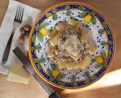 Ieri ho comprato delle fettuccine agli spinaci in offerta, in congelatore avevo della salsiccia e in frigo della crema di tartufo bianco, così pensa che ti ripensa, ideaa, le faccio alla norcina.buone!!! Pasta Alla Norcina Our Italian Table